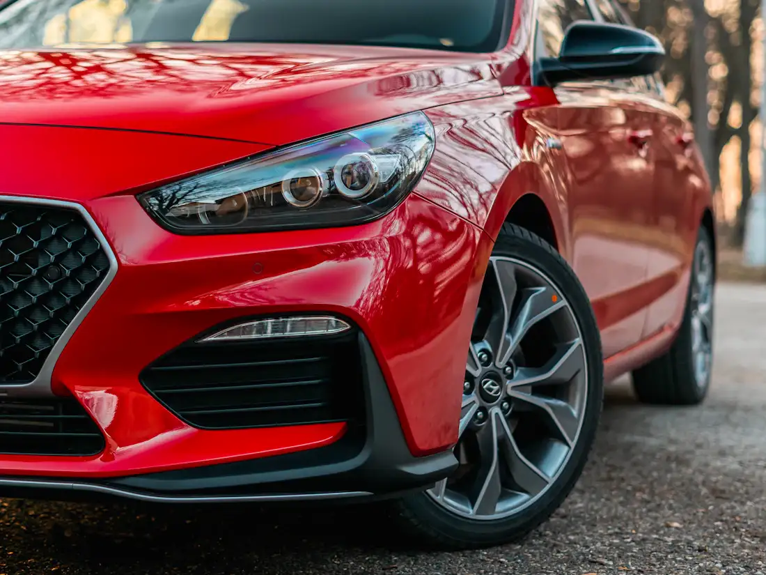 Rotes Kompaktfahrzeug aus dem Angebot von OT Automotive Solutions